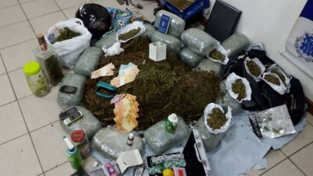 Polícia prende oito traficantes e apreende 25kg de drogas