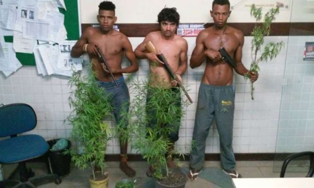 Três homens são presos  com armas e drogas em  Camaçari