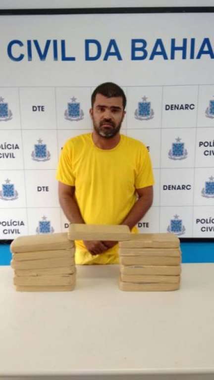 Homem é preso após ser flagrado com 13 tabletes de maconha