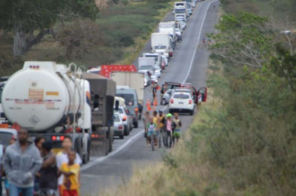 Santo Estevão: Protesto deixa trânsito complicado na BR-116 Sul