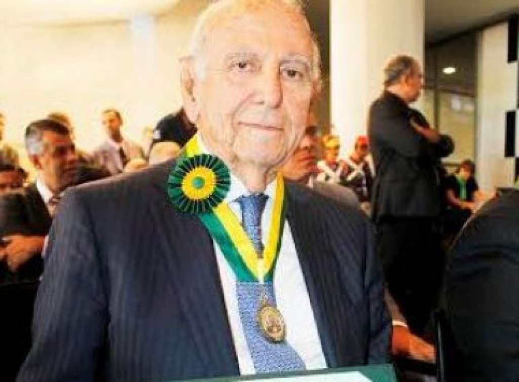 Câmara dos Deputados homenageia Ex-deputado Félix Mendonça com medalha de Mérito