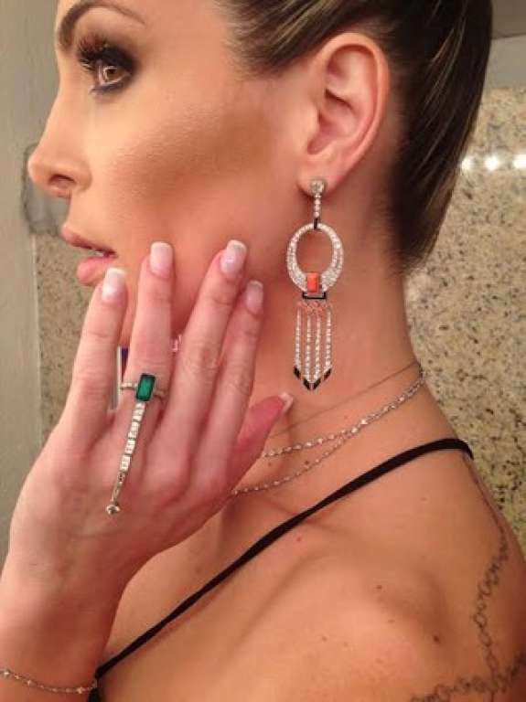 Joana Machado usa jóias avaliadas em R$ 300 mil