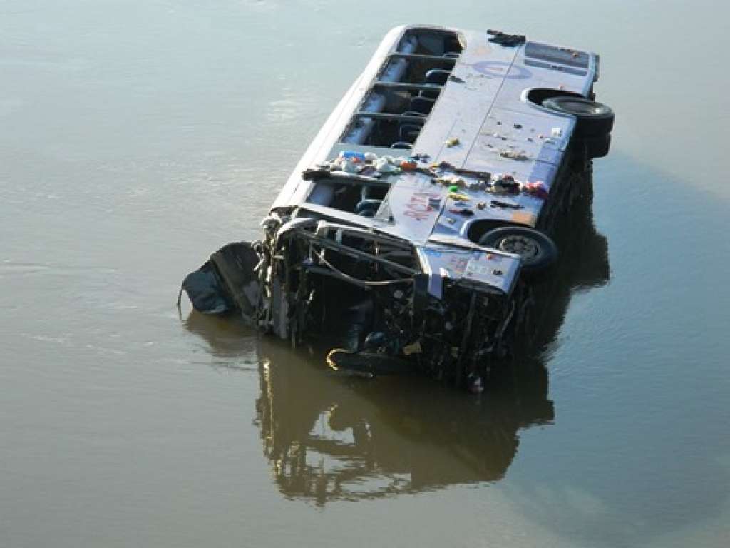 Ônibus cai em rio e deixa pelo menos oito mortos e 24 feridos