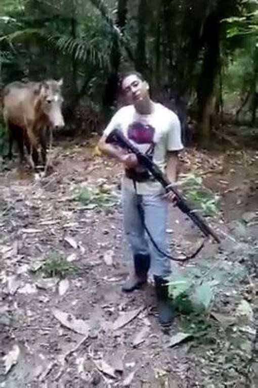 homem matando cavalo com a faca