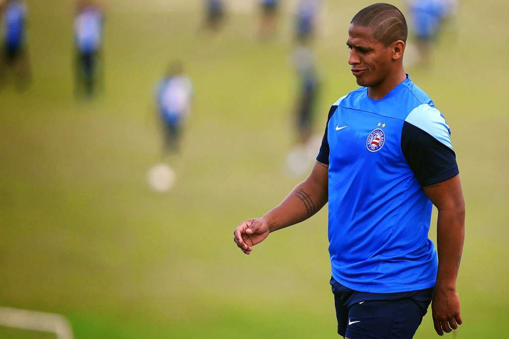 Quatro jogadores são afastados do Bahia: Uelliton detona clube