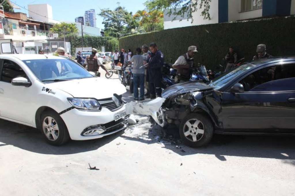 Tentativa de assalto termina com acidente e um ferido em Salvador