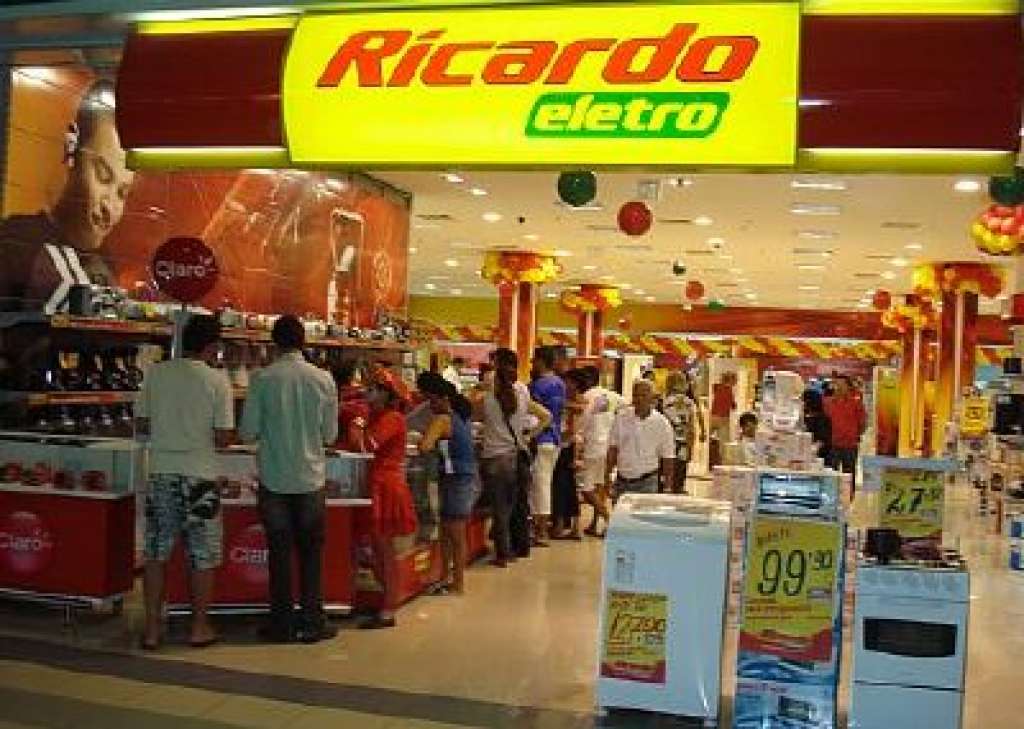 Homens assaltam loja de eletrodomésticos em Salvador