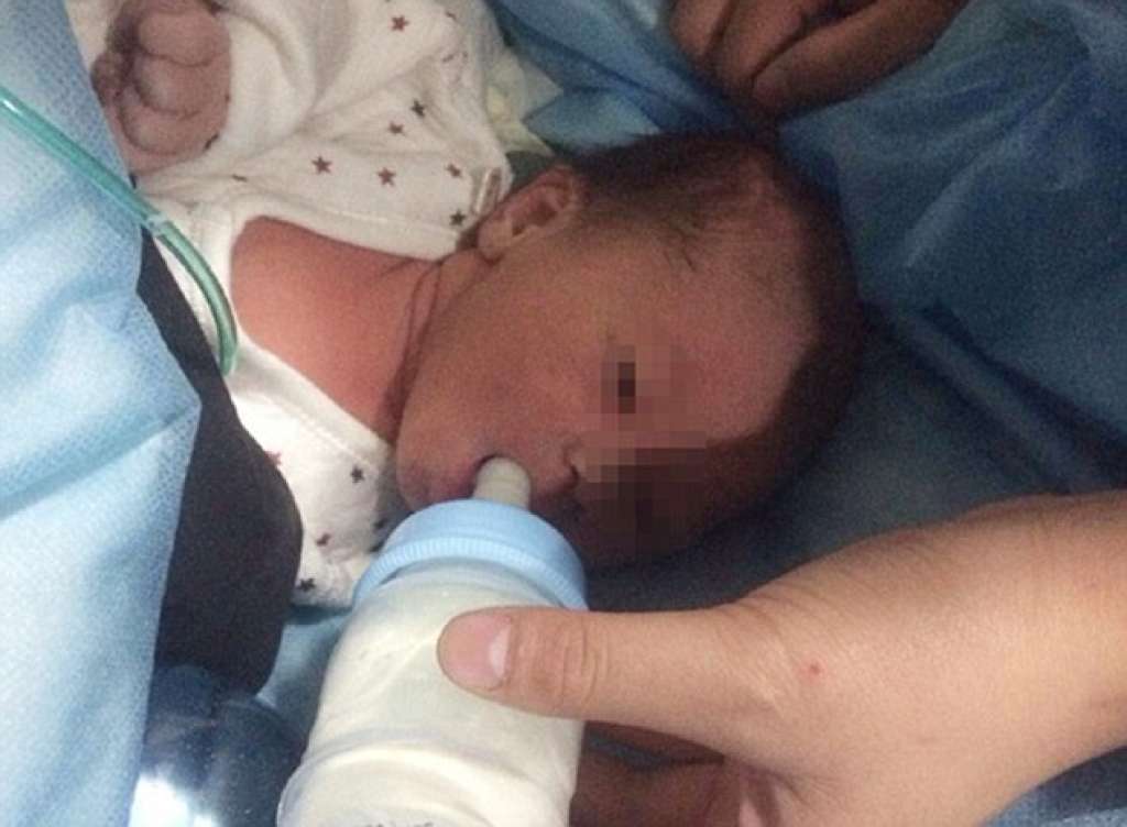 Recém-nascido é resgatado de esgoto com vida após mãe dar descarga nele