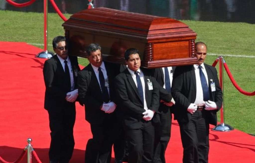 Roberto Bolaños é enterrado no México na presença de familiares