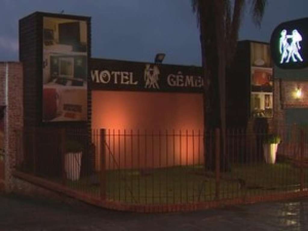 Grupo invade motel, assalta clientes e estupra funcionária grávida