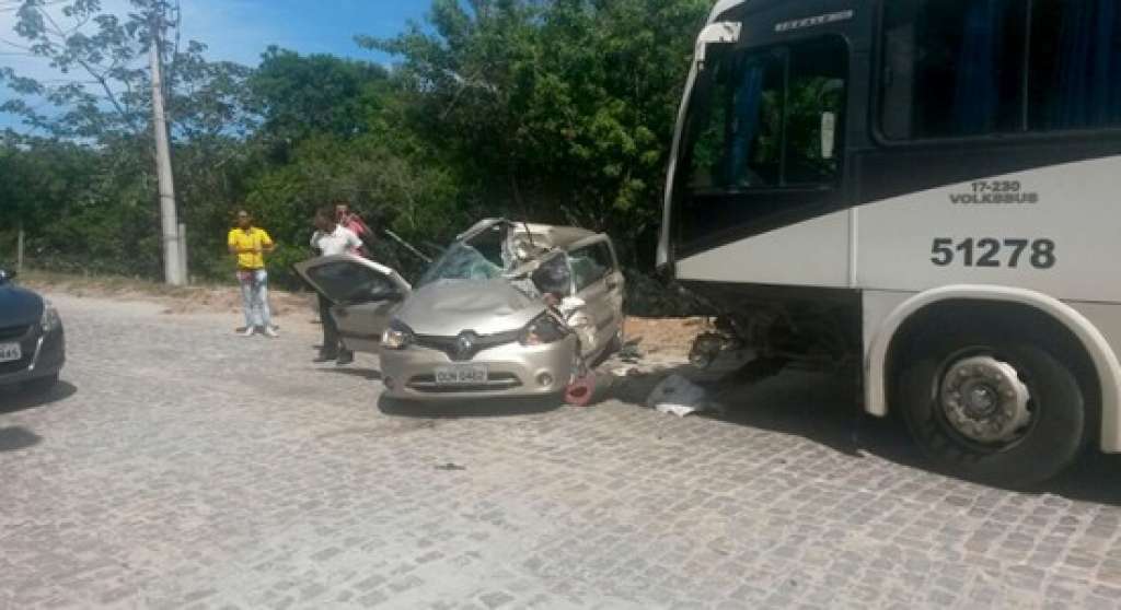 Mata de São João: colisão entre carro e ônibus deixa dois feridos em Praia do Forte