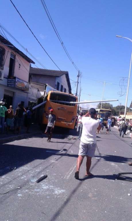 Acidente envolvendo dois ônibus deixa feridos em Avenida de Salvador