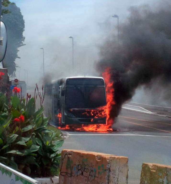 Ônibus paga fogo em avenida de Salvador