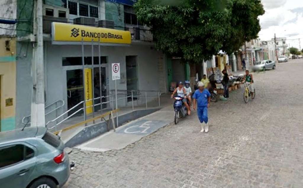 Quadrilha assalta agência bancária e foge levando reféns