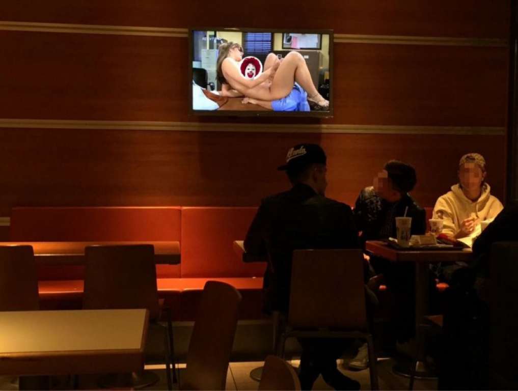 TV em McDonald’s exibe filme pornô por cerca de uma hora