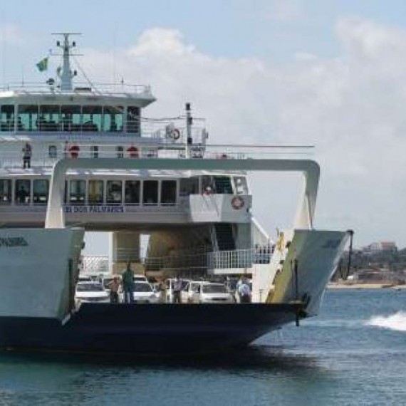 Ferry boat com movimento tranquilo.jpg