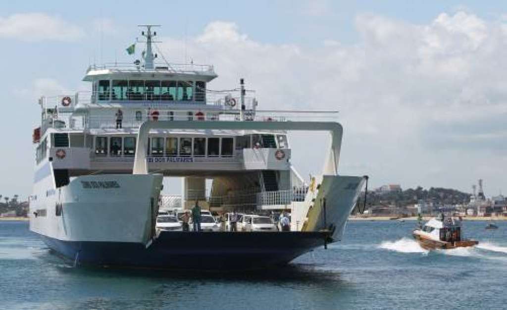 Ferry-boat trafega em horários especiais no feriado