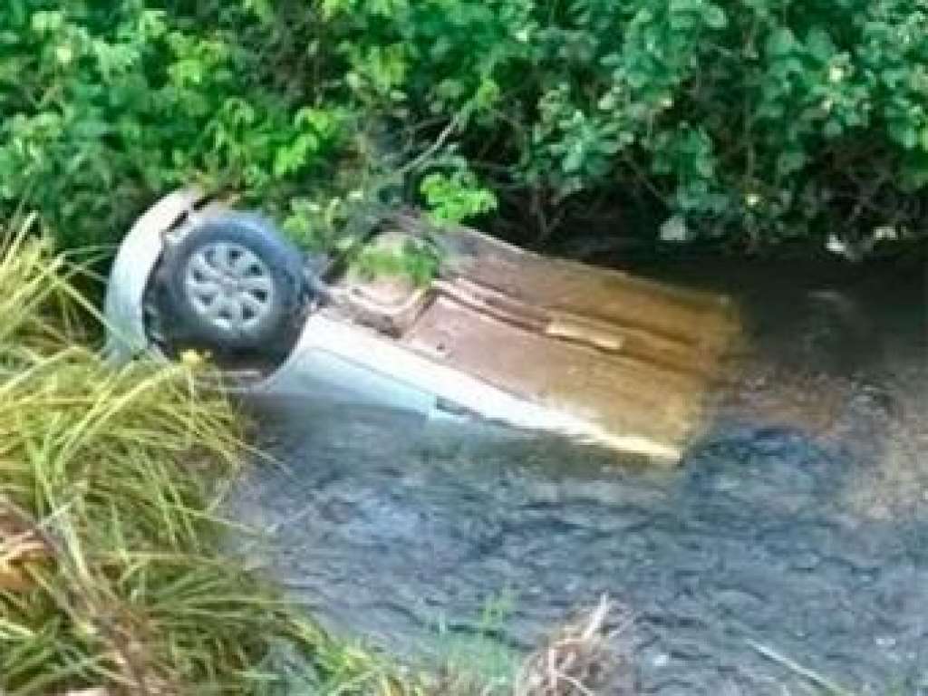 Carro cai em rio e mata motorista