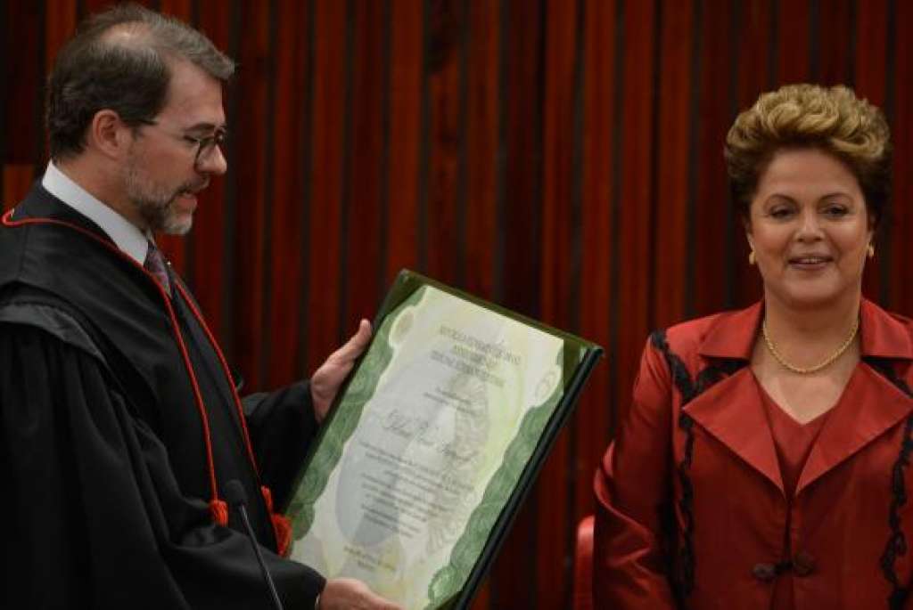 Dilma defende Petrobras e condena corrupção durante cerimônia de diplomação no TSE