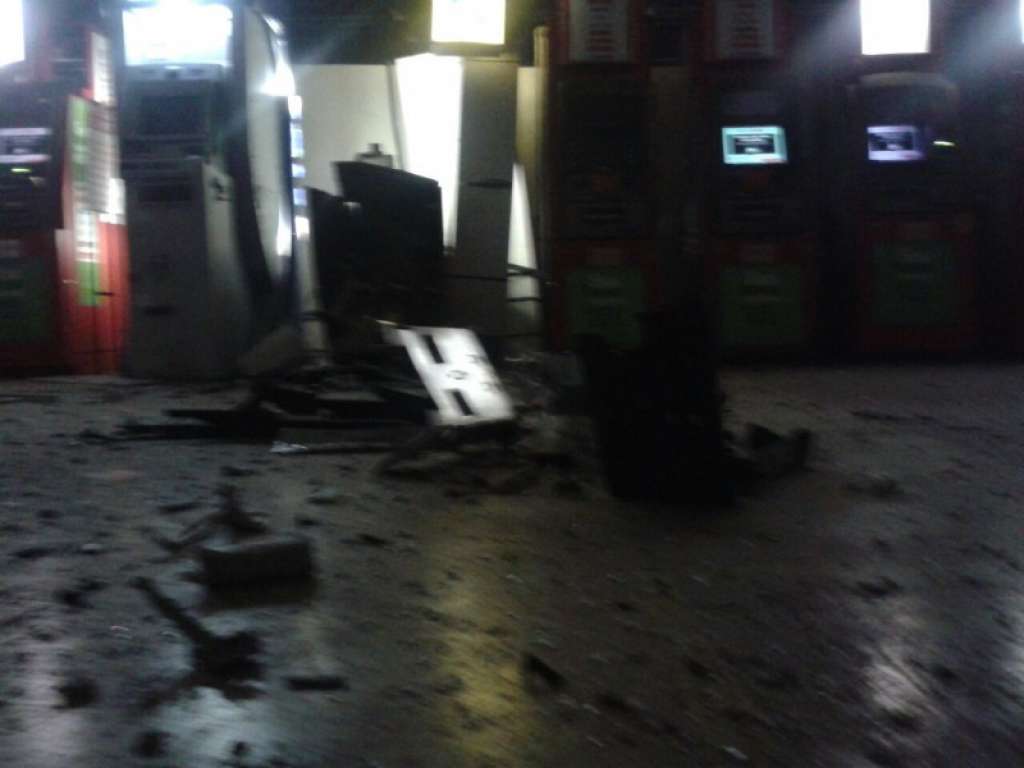 Salvador: bandidos explodem caixa eletrônico dentro de supermercado