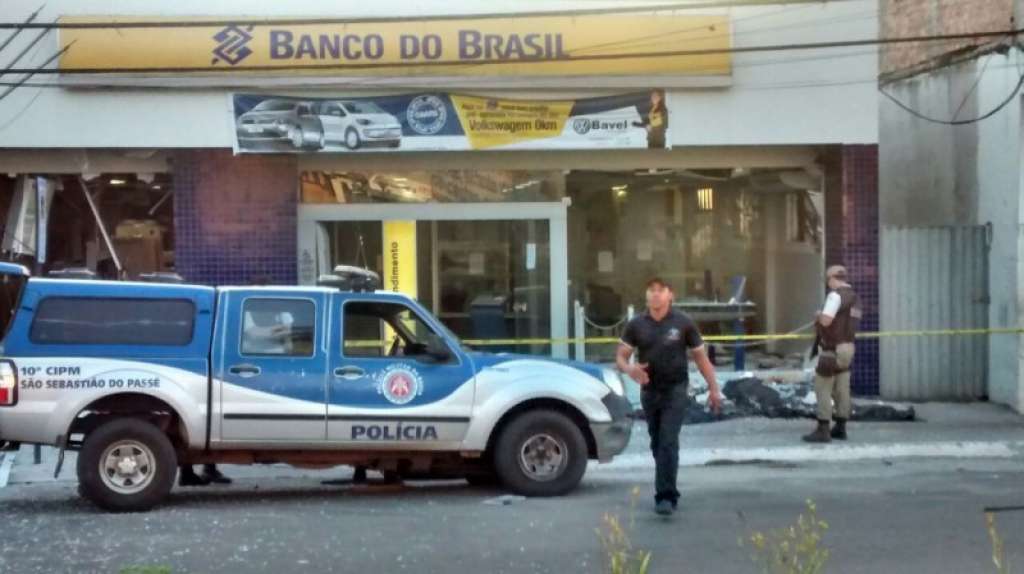 Bandidos explodem caixas eletrônicos em São Sebastião do Passé