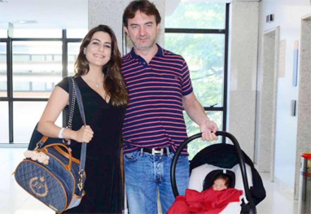 Ticiana Villa Boas deixa a maternidade com o marido e seu primeiro filho