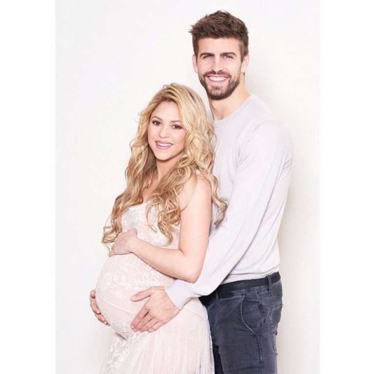 Grávida, Shakira posa com Piqué: ‘Nosso segundo filho chegará logo’