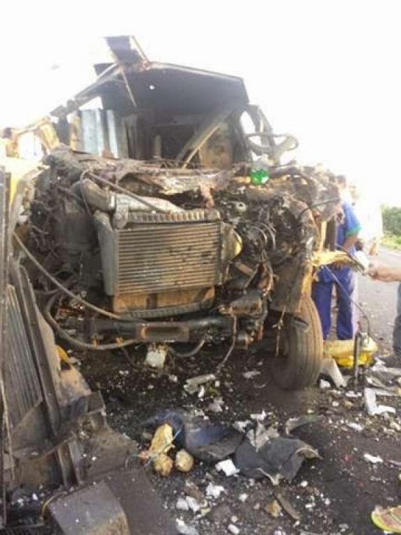 Bandidos explodem carro-forte no interior do estado