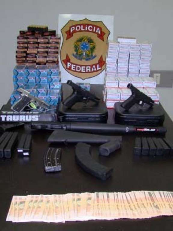 Dupla é presa com armas, munições e R$ 15 mil em dinheiro falso