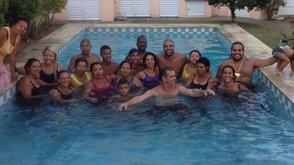 Ainda sem acerto definitivo com o Le Havre, Adriano posa na piscina com família e agarrado a loira