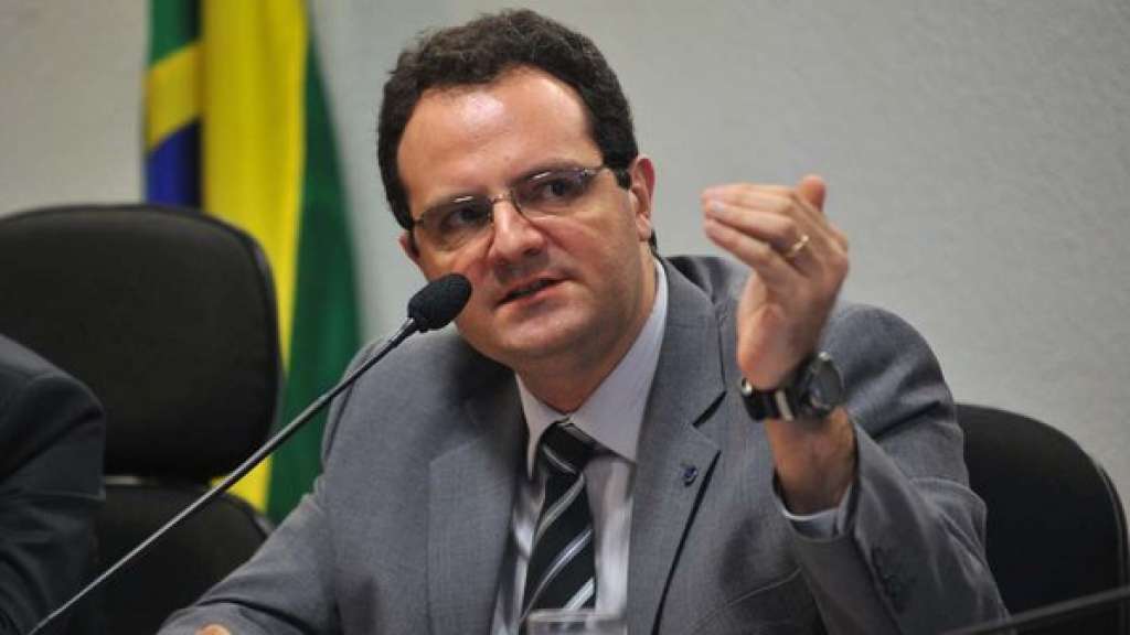 Desautorizado pela presidente Dilma, Barbosa recua de mudança no mínimo
