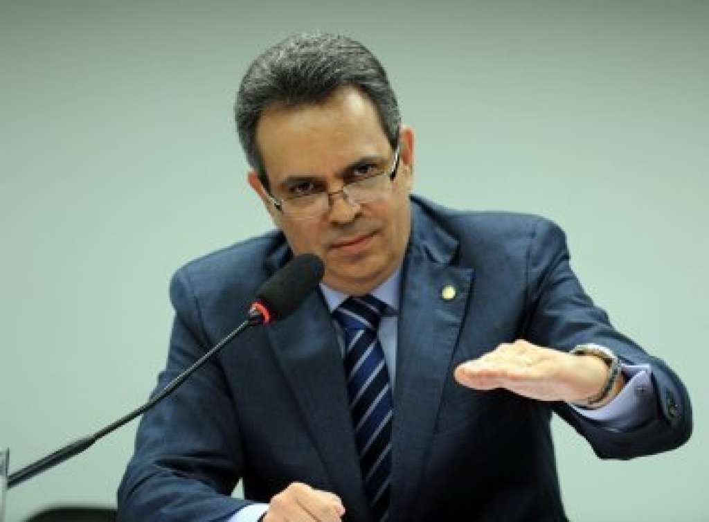 Em postagem, Félix Júnior defende reforma política com redução no número de deputados e sem reeleição