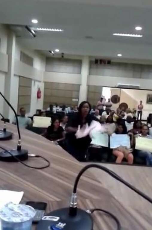 Candeias: em protesto por transporte universitário, mãe de estudante chama vereadores de “Lixo” e “Vergonha do Município”; veja vídeo