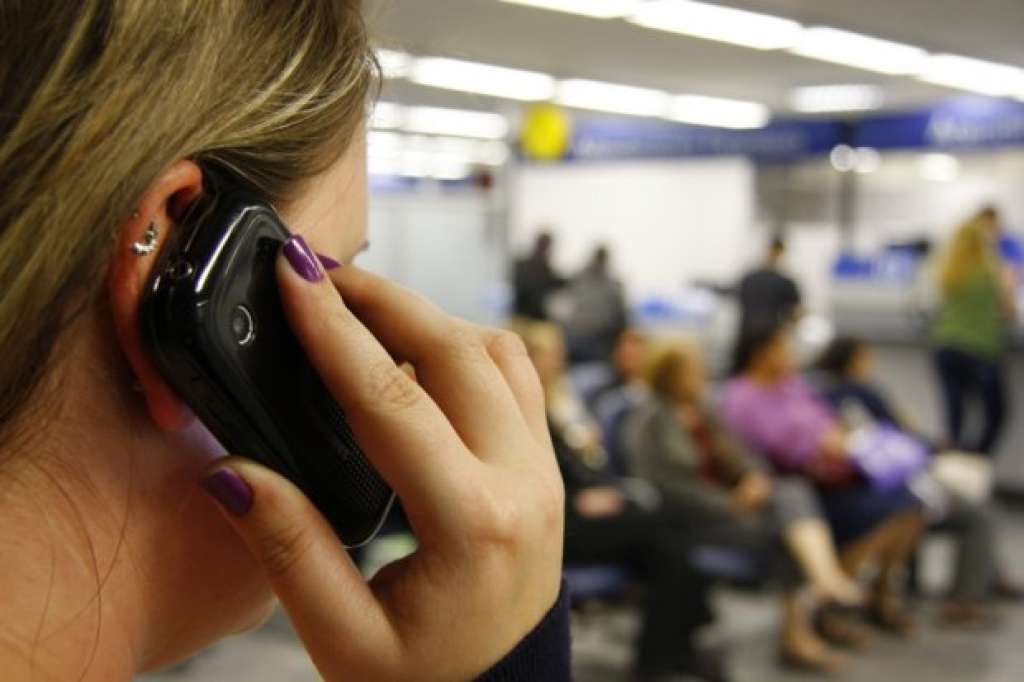 Lei proíbe telefone celular em bancos de Camaçari