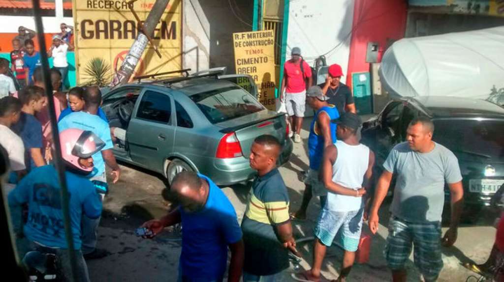 Motorista perde controle da direção, atropela gari e bate em carro e poste em Salvador