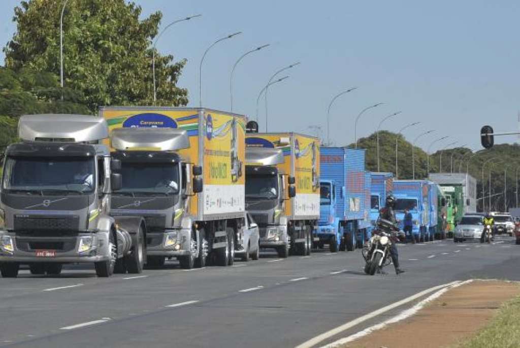 Aprovado projeto que isenta caminhoneiros de pagar multa por bloqueios