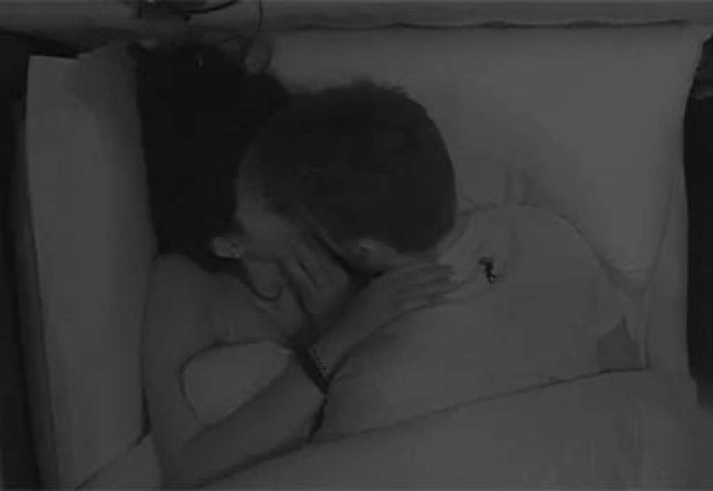 BBB15: Talita e Rafael vão para debaixo do edredom e beijam muito