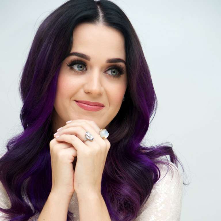 Revista diz que Katy Perry está grávida e se casa em abril