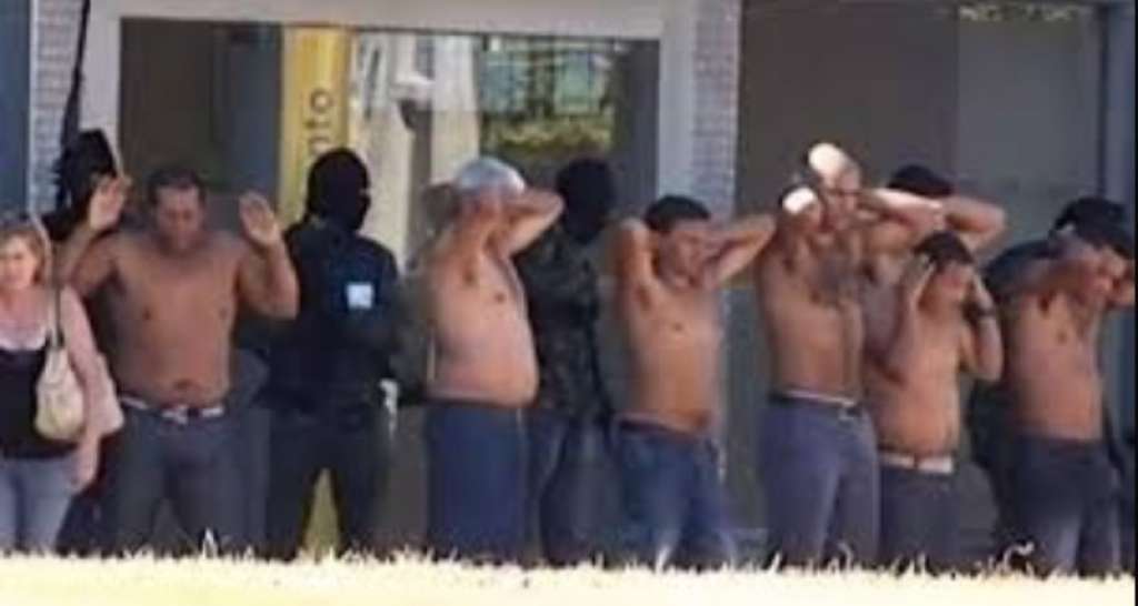Bandidos invadem banco, roubam cofre e levam reféns durante fuga
