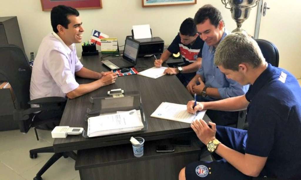 Jovens da base do Bahia renovam contrato até 2018