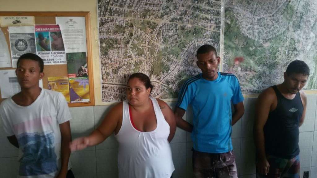 PM prende grupo com arma e drogas no subúrbio de Salvador