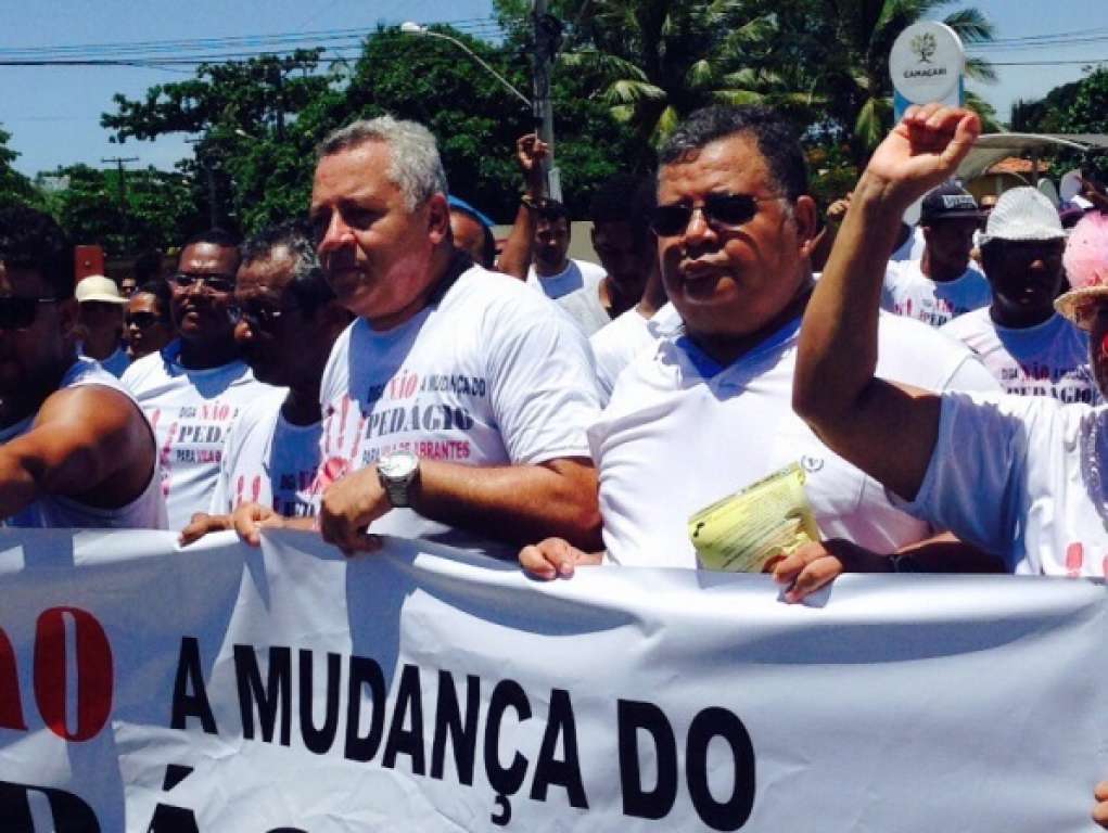 Liderados por vereadores, moradores de Camaçari  fazem protesto contra pedágio na Estrada do Coco