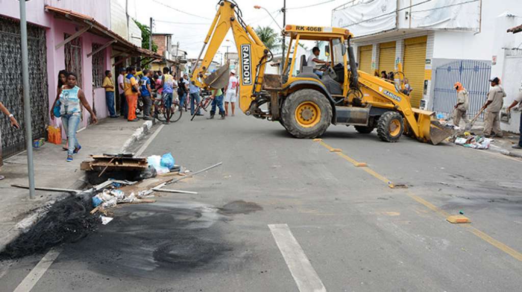 Mata de São João: funcionários da prefeitura promovem protesto em frente ao Ministério Público