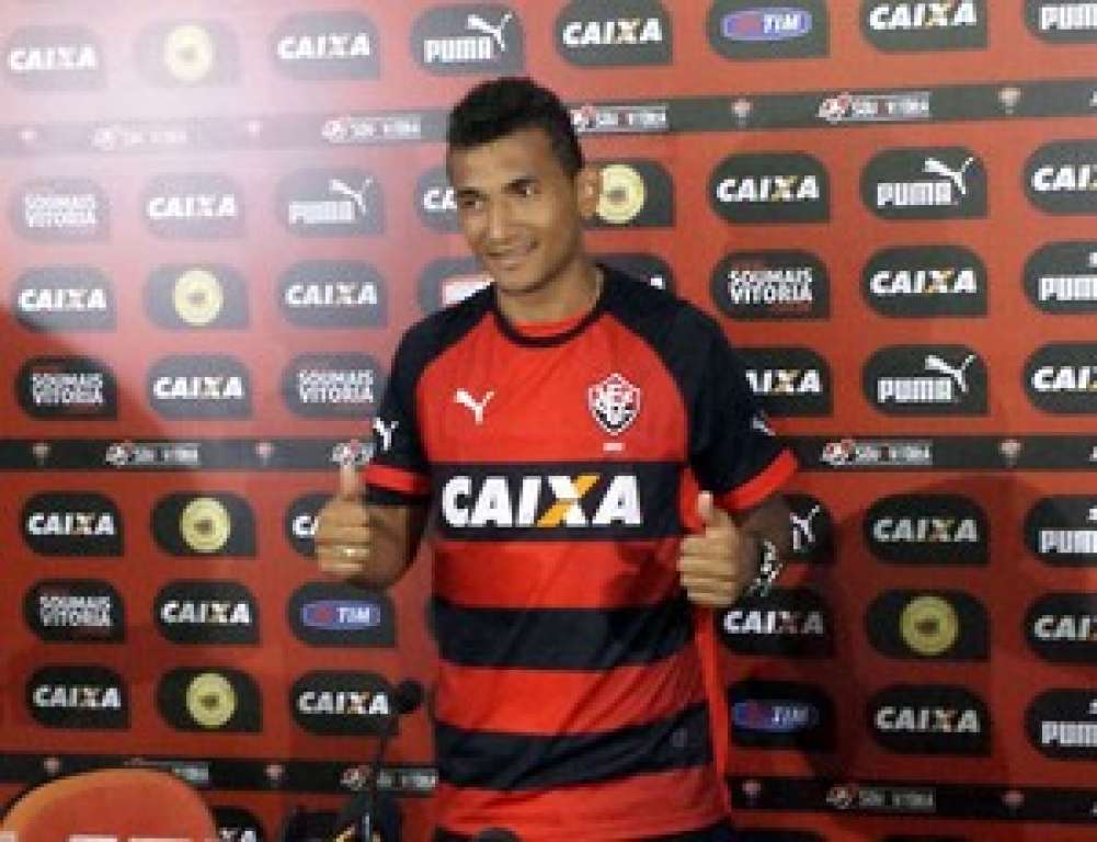 Carlos Amadeu elogia atuação do atacante Rogério