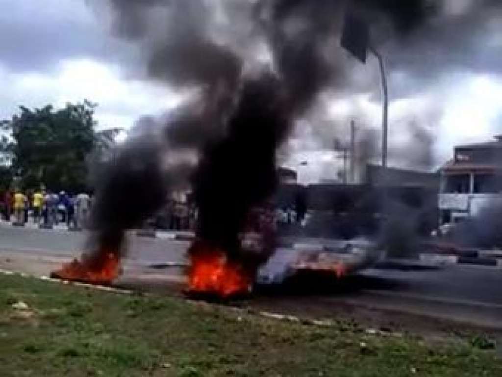 VÍDEO: Caminhoneiros bloqueiam BR-116 em protesto