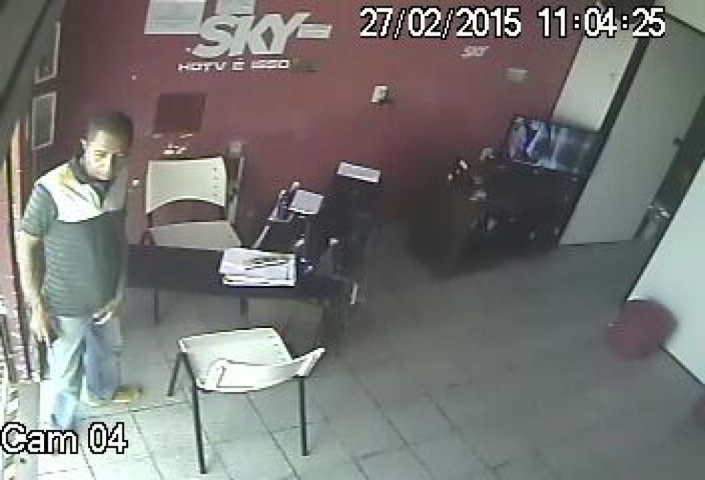 VÍDEO: homem furta celular de funcionária de loja em Camaçari