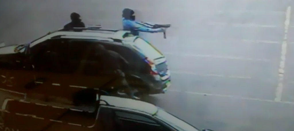VÍDEO: bandidos tentam roubar carro-forte em supermercado