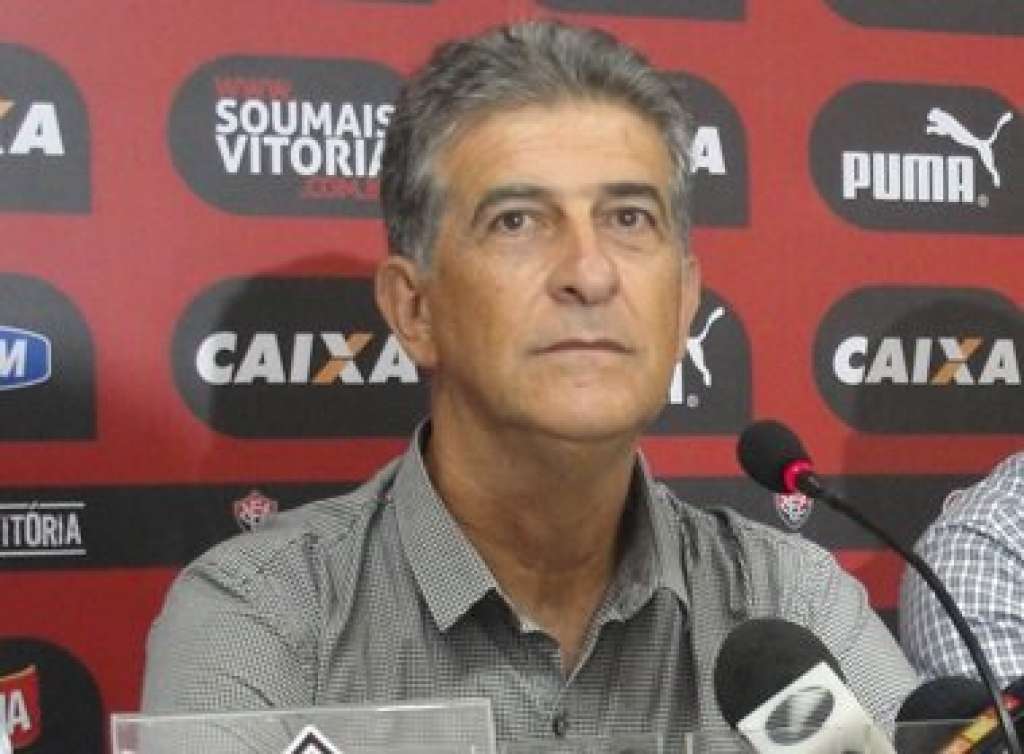 Treinador do Vitória critica pressão por demissão