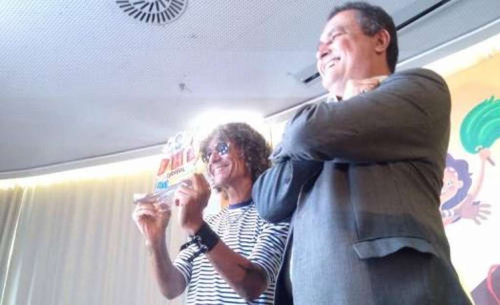 Rui homenageia Luiz Caldas e ganha guitarra de Armandinho durante comemoração aos 30 anos da Axé Music