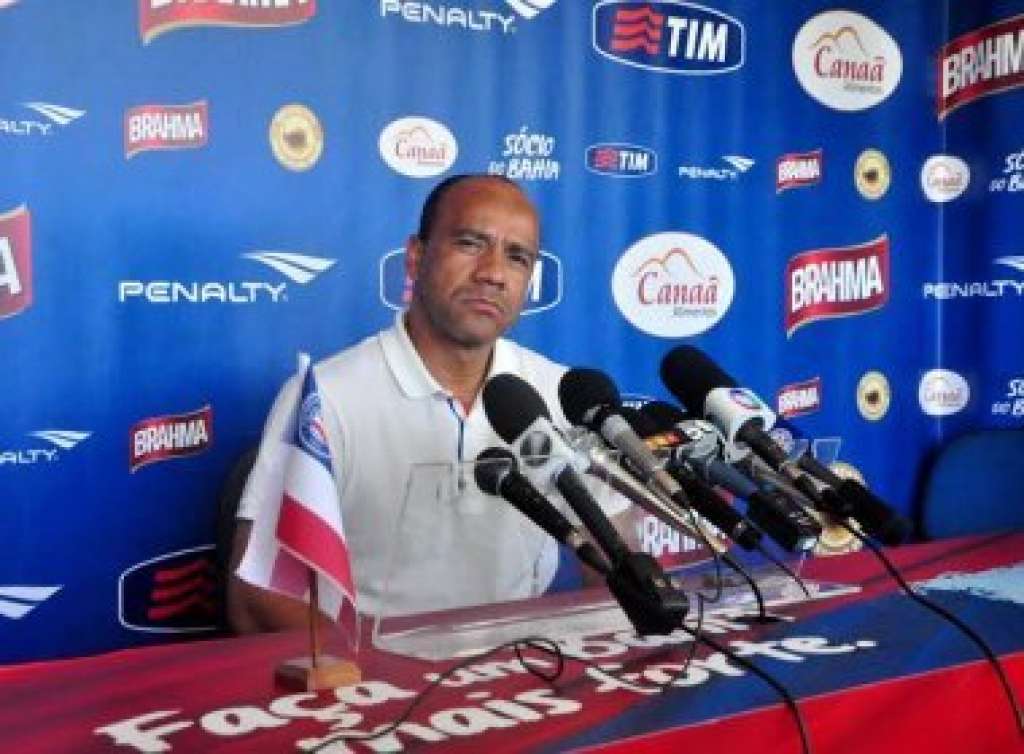 Treinador do Bahia elogia empate após expulsão